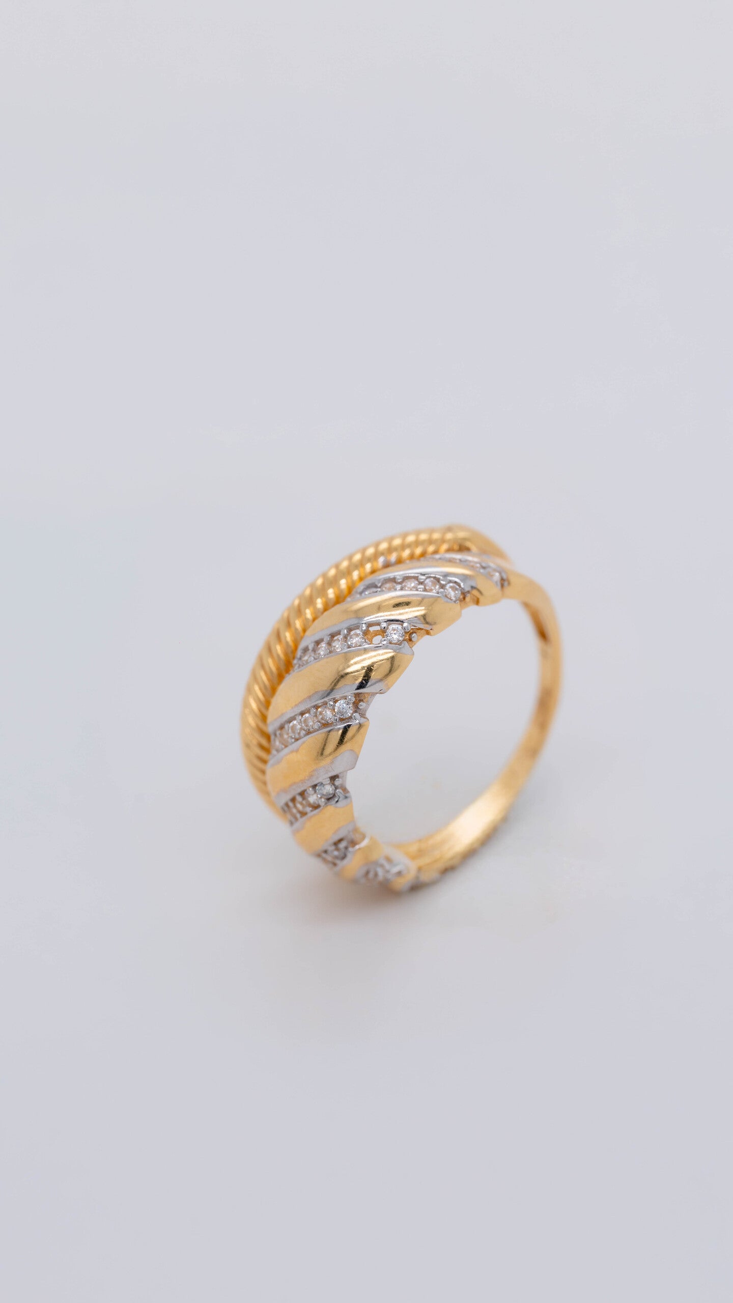 Twisted Radiance 18K Gold Ring