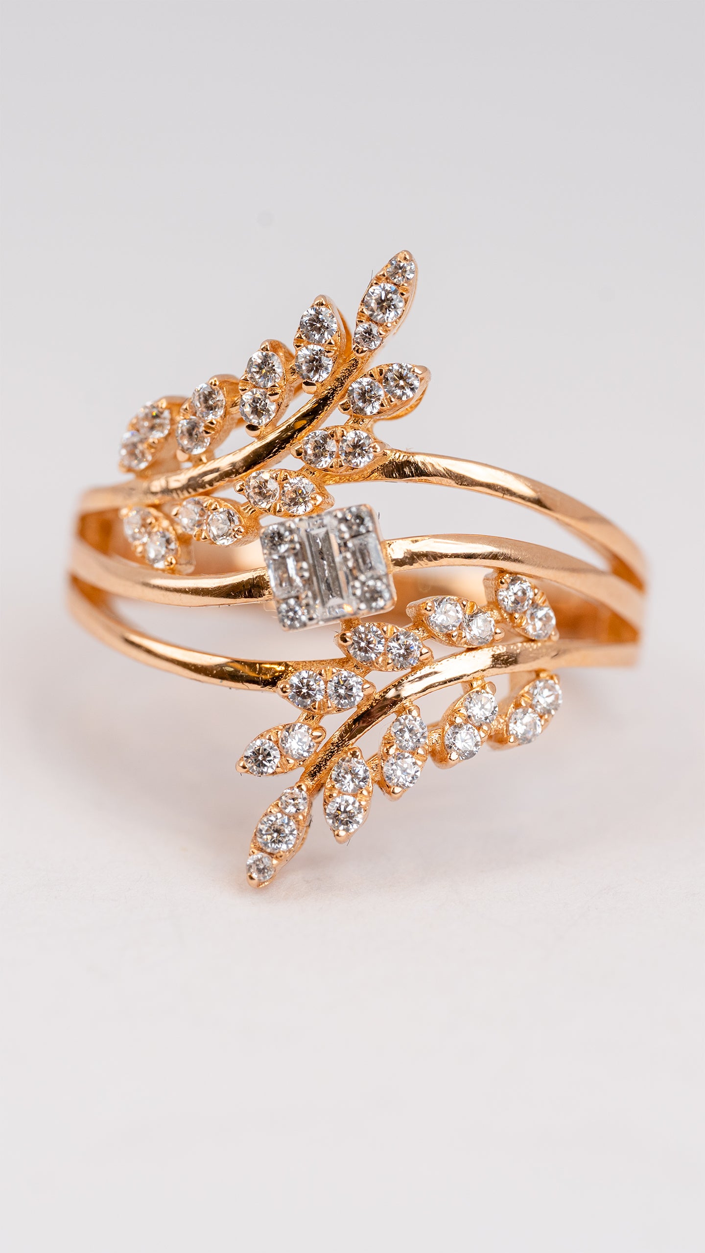 Leafy Radiance 18k Floral Ring